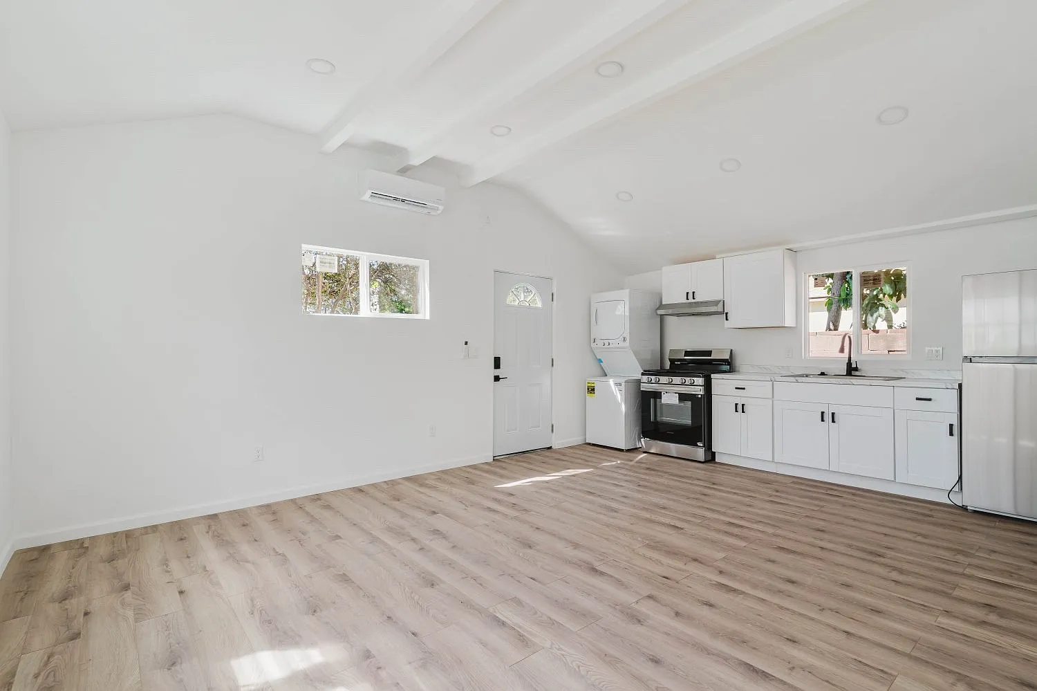 Studio, 400 sqft, $2,300 — Photo 3