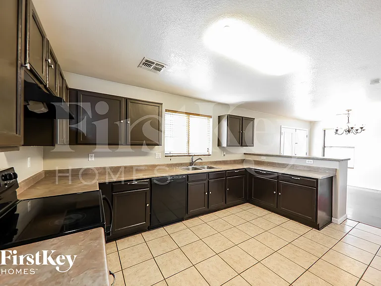 12807 W Voltaire Ave — Photo 8
