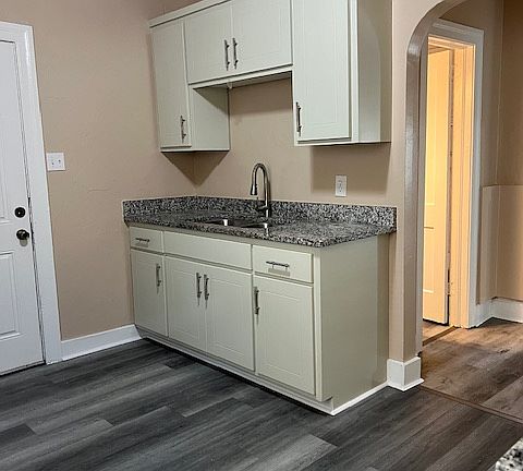 5th image of 1006 College Cir N