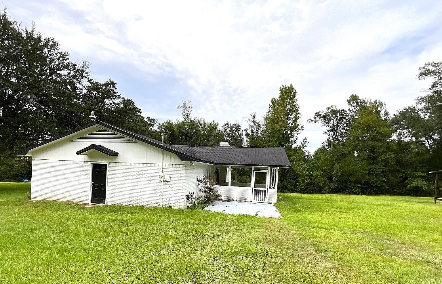 Gorgeous 4/2 Brick Home in Marianna on a Well with Bonus Building — Photo 2