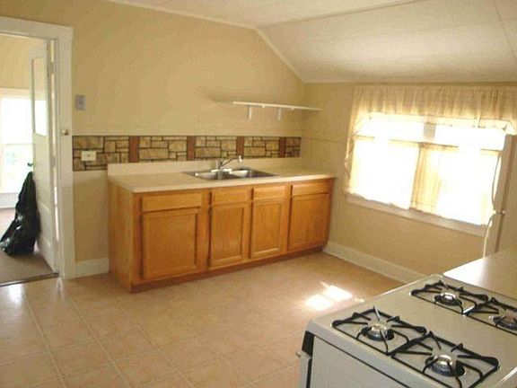 2nd image of 316 N Van Buren St #2