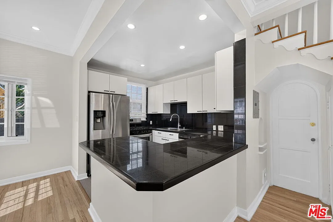 2 bed, 1.5 bath, 1100 sqft, $4,215 — Photo 3