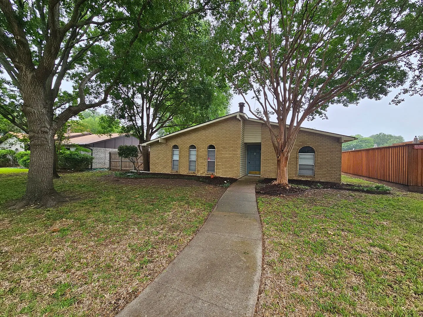 Home located on nice size lot with mature trees. — Photo 1