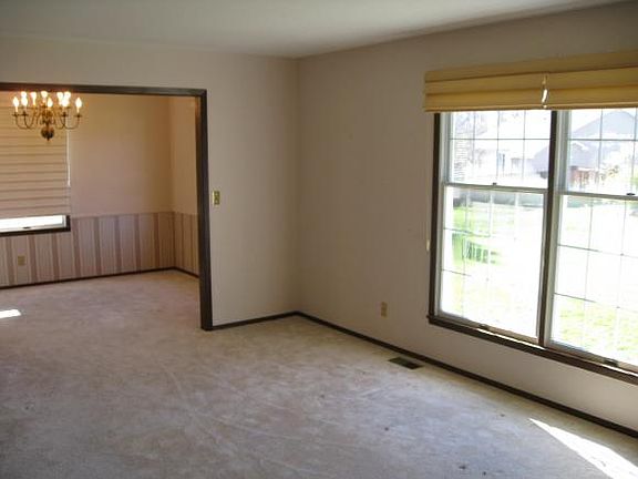 3rd image of 736 Clifton Dr