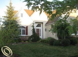 863 Townsend Dr, Oxford, MI 48371