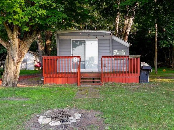 10281 Walnut Dr, Three Rivers, MI 49093