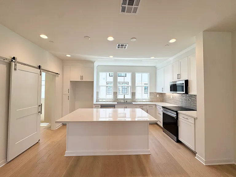 2554 Delphinium Ln — Photo 16