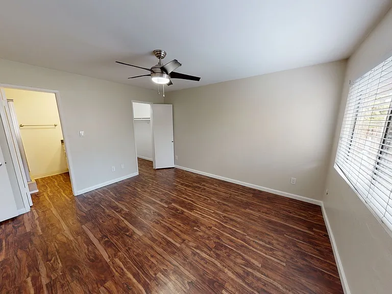 Royal Terrace Apartments — Photo 23