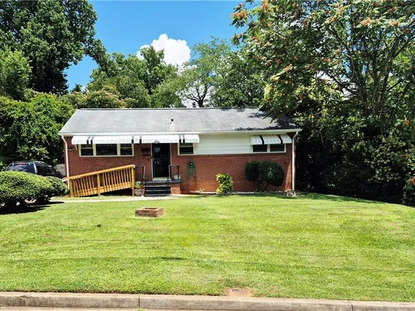 2217 Douglas Hill Dr, Winston Salem, NC 27105