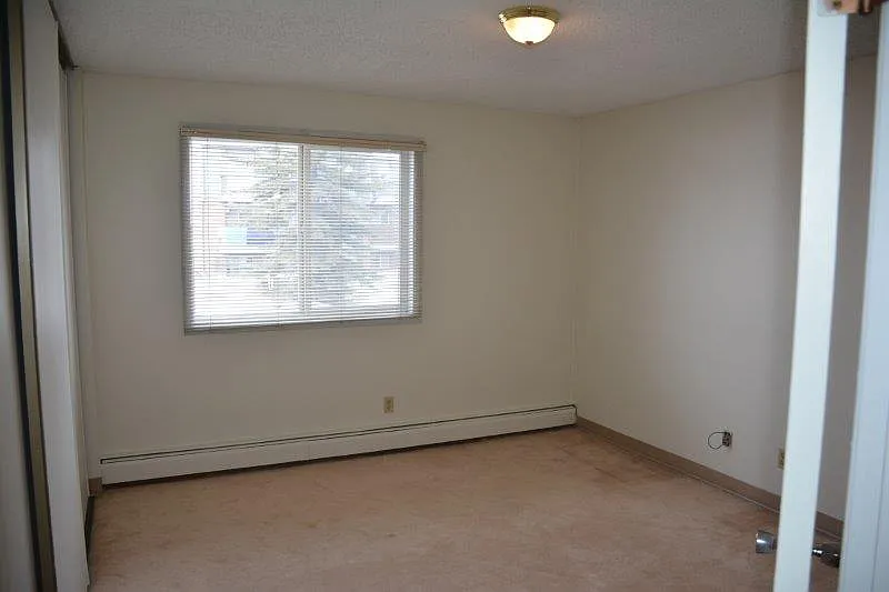 432 Huntsville Crescent NW Calgary — Photo 4