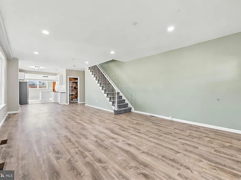1015 McClenahan Ter — Photo 5