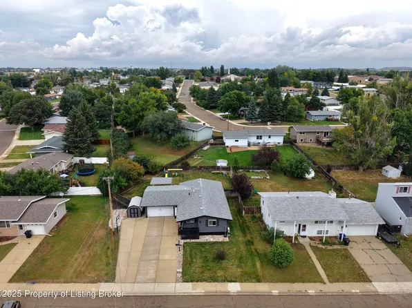 415 10th St E, Dickinson, ND 58601
