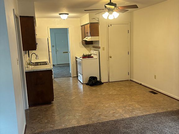 3rd image of 3019 Creekview Cir #3021