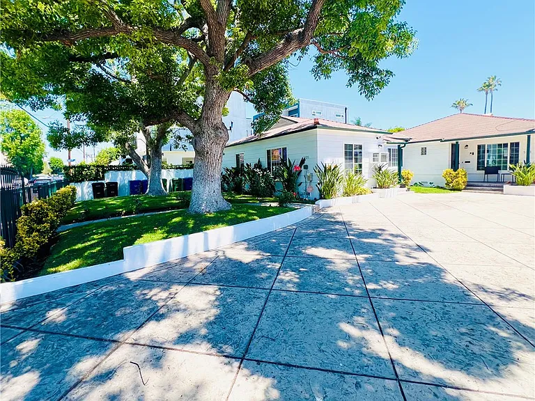 5118 Riverton Ave — Photo 2