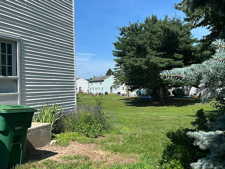 38 Kingston Dr — Photo 2