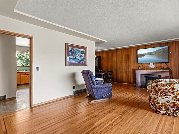 5th image of 9481 Woodbine St