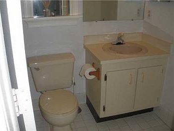 5th image of 2918 NE 8th Ter APT 202