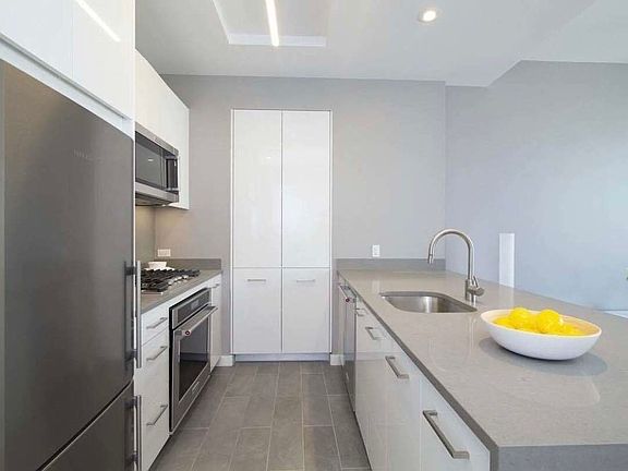4th image of 42 W 33rd St #10BS