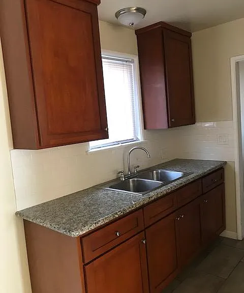 1331 W Adams Blvd — Photo 6