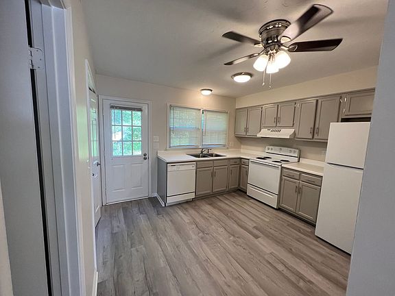 3rd image of 301 E Lake Dr APT 3