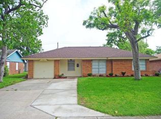 109 Mimosa St, Lake Jackson, TX 77566