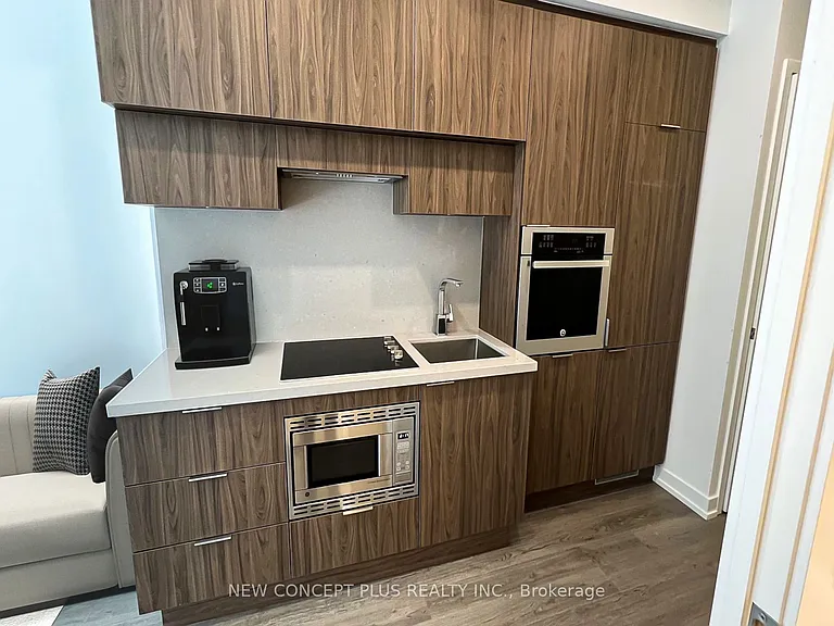 39 Roehampton Ave #404 — Photo 2