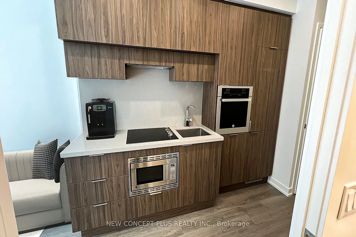 Building Photo - 39 Roehampton Ave #404
