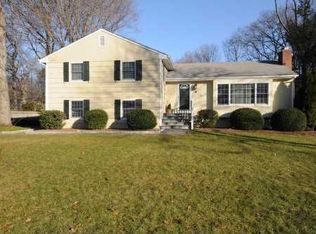 35 Bramble Ln, Riverside, CT 06878
