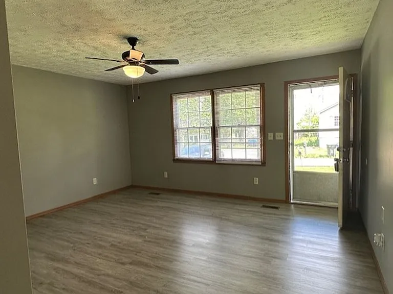 140 E Stewart St — Photo 4