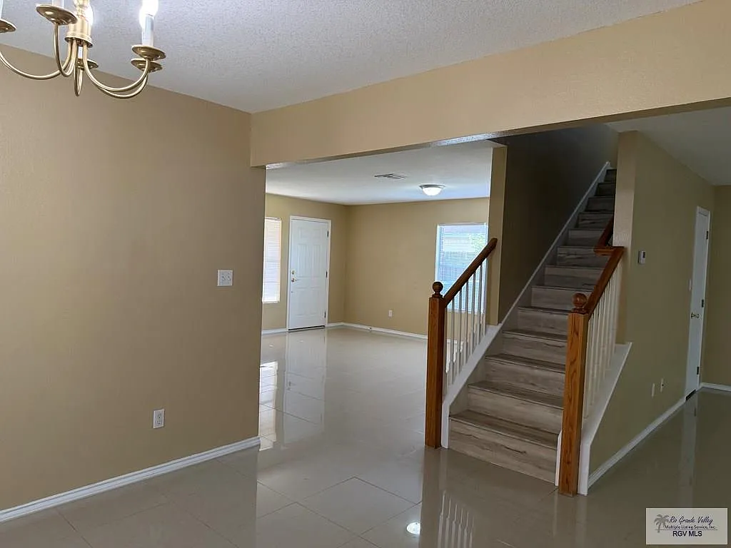 4 bed, 2.5 bath, 2300 sqft, $2,300 — Photo 3