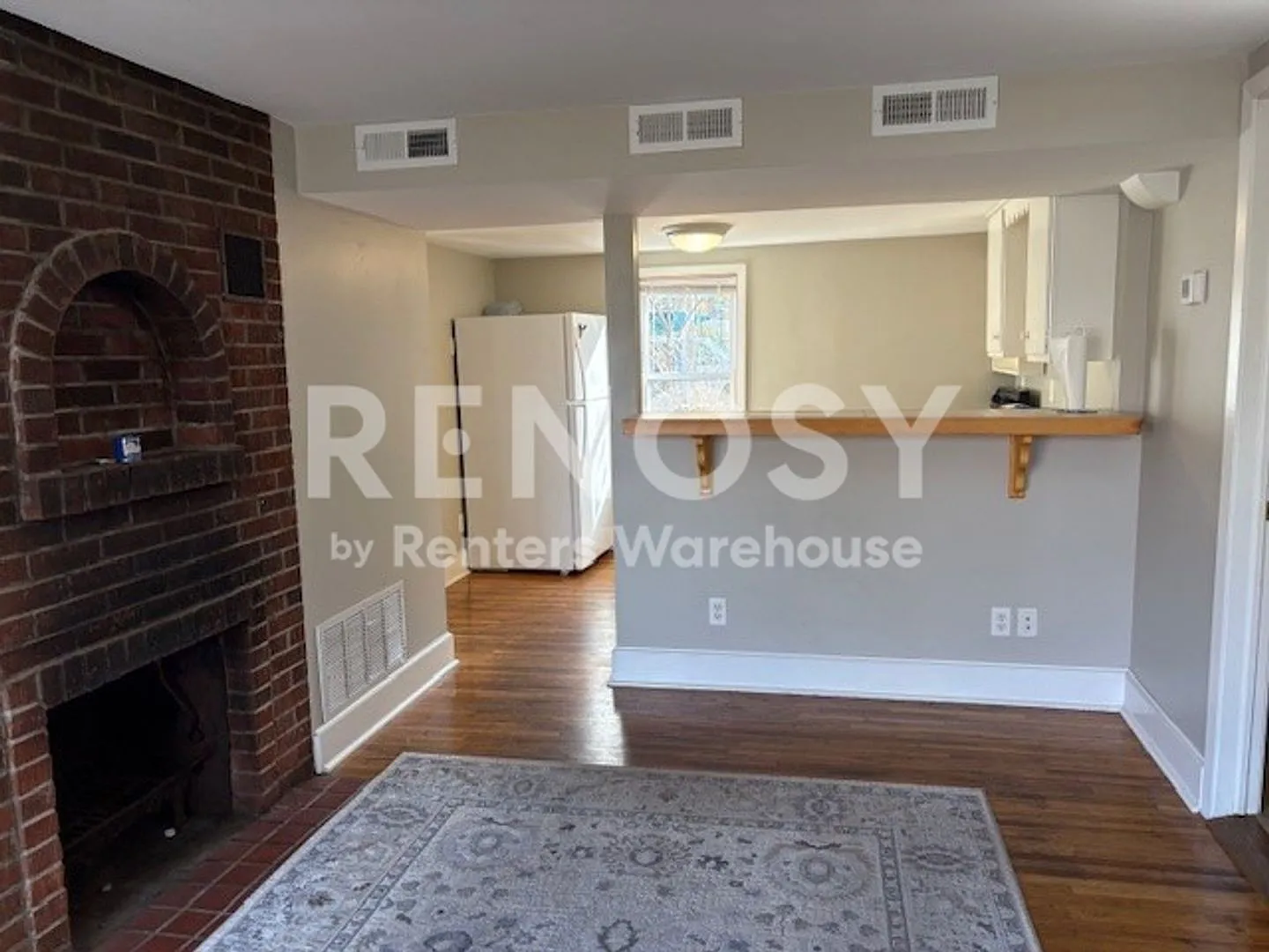 Available now - Charming 2 Bedroom 1 Bath Unit in Bayport — Photo 3