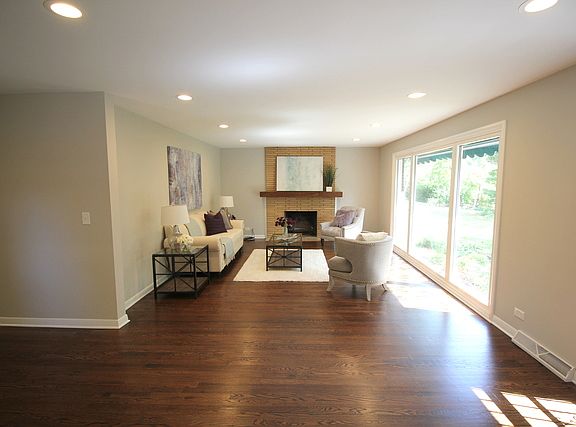 2nd image of 301 E Berkshire Ln