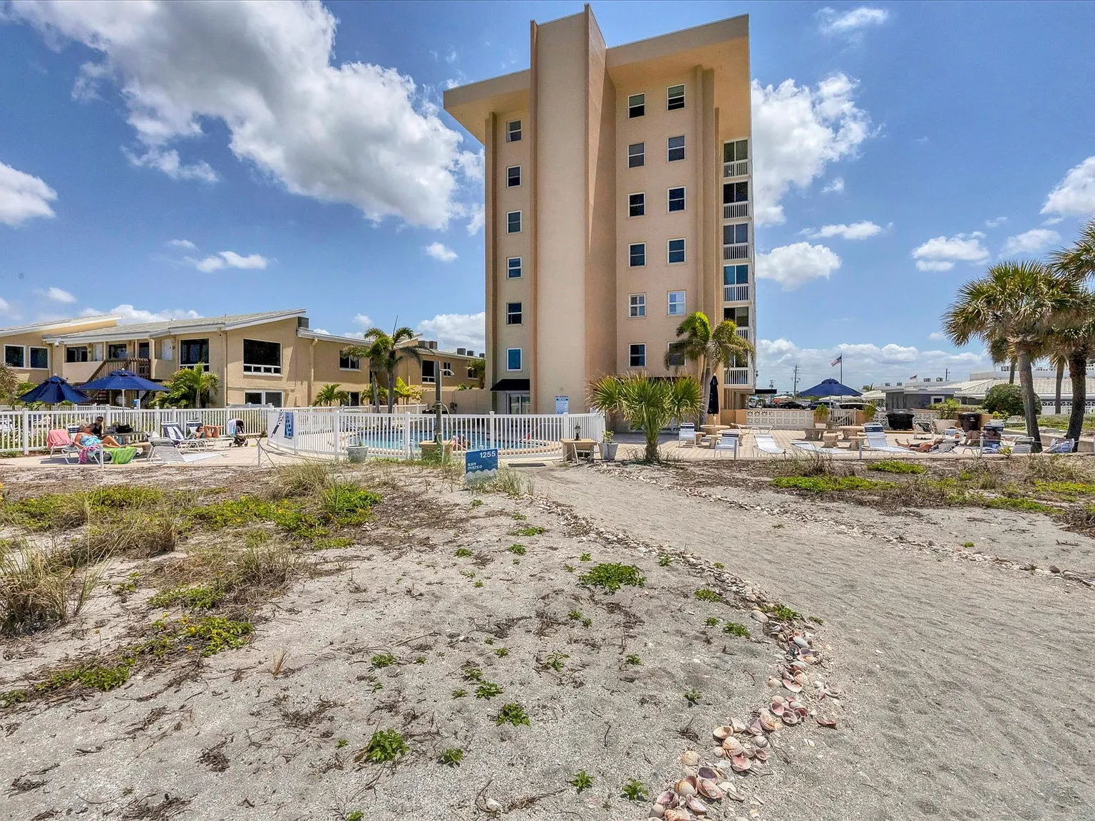 2 bed, 939 sqft, $2,300 — Photo 2
