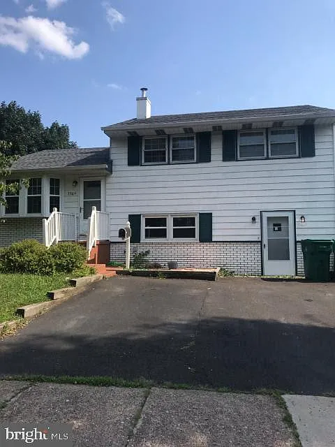 1304 Karen Ave photo 1