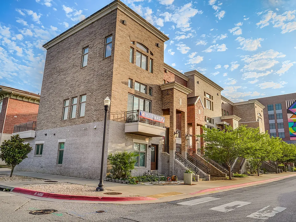 208 SE A St