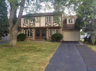 6767 Woodlake Dr, Toledo, OH 43617