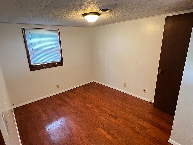 224 N Oak St — Photo 8