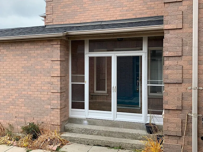 147 Cairncross Cres S — Photo 4