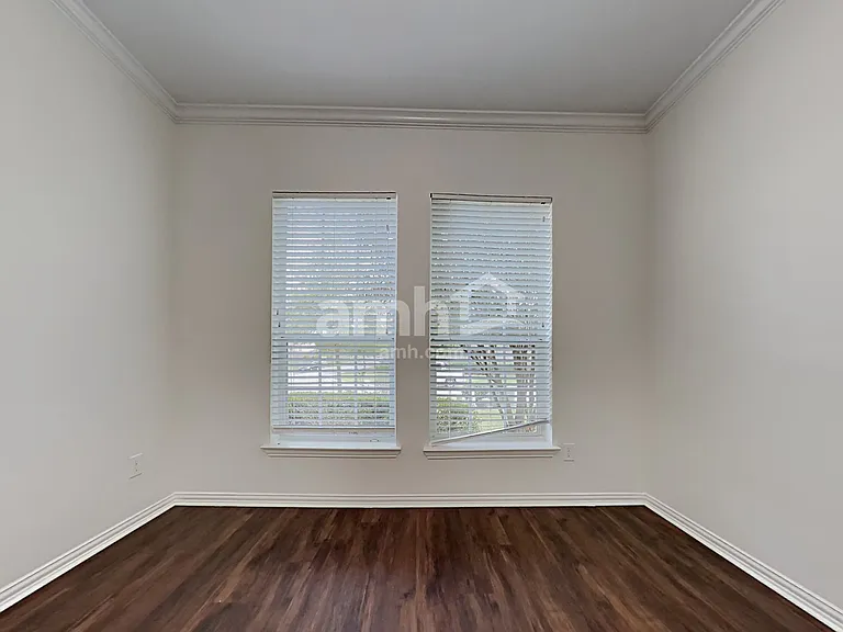2213 Oak Circle Dr N — Photo 4