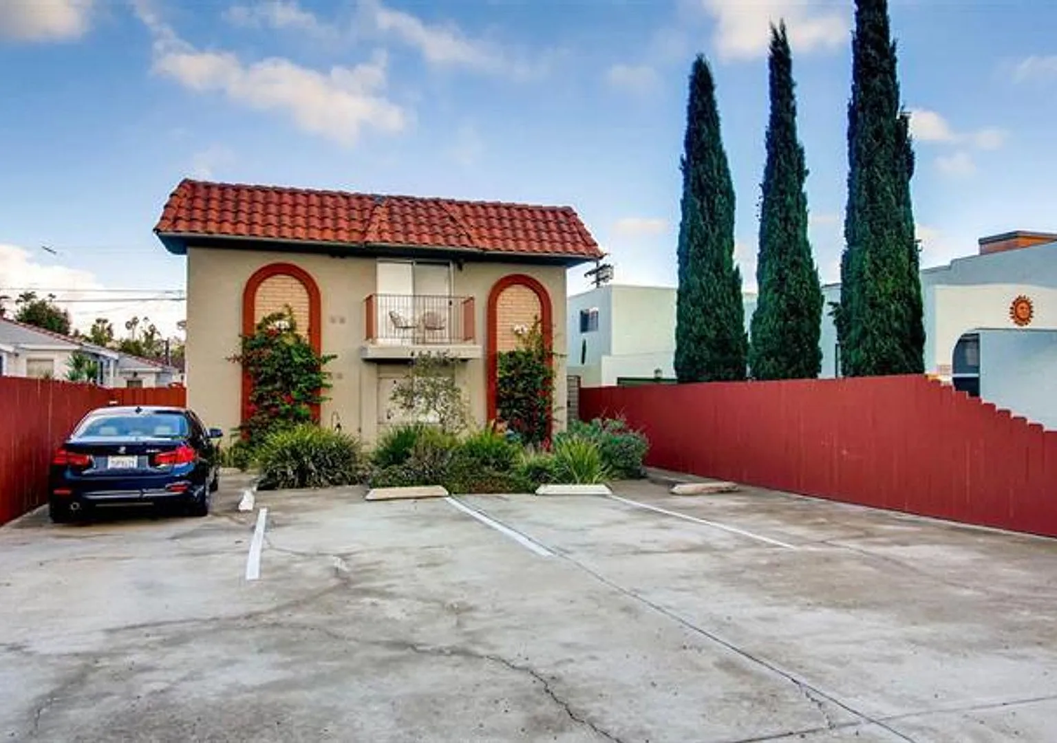 University Heights Upgraded 2 Bedroom With 2 Parking Spaces! — Photo 1