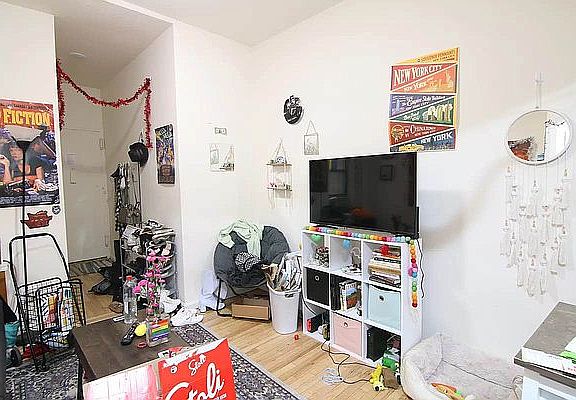2nd image of 118 W 83rd St APT 2B