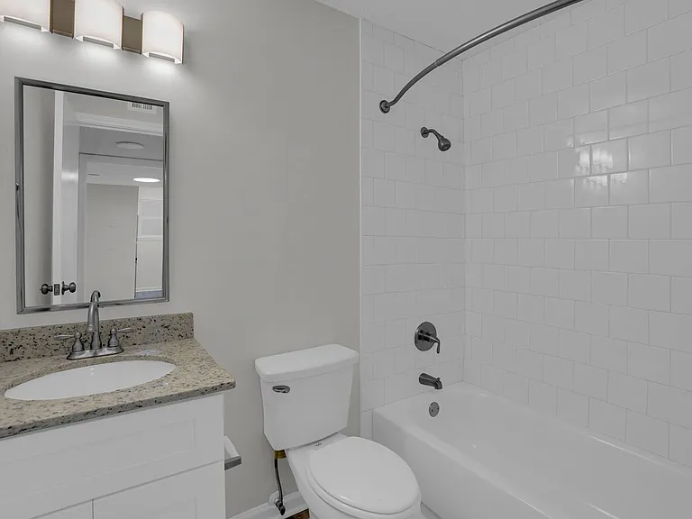 Capri Apartments — Photo 18