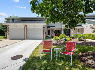 1015 Heathrow Ct, Wheaton, IL 60189