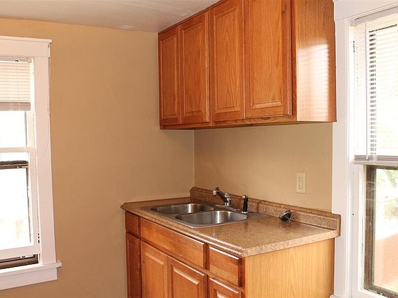 5th image of 806-808 McKinley St