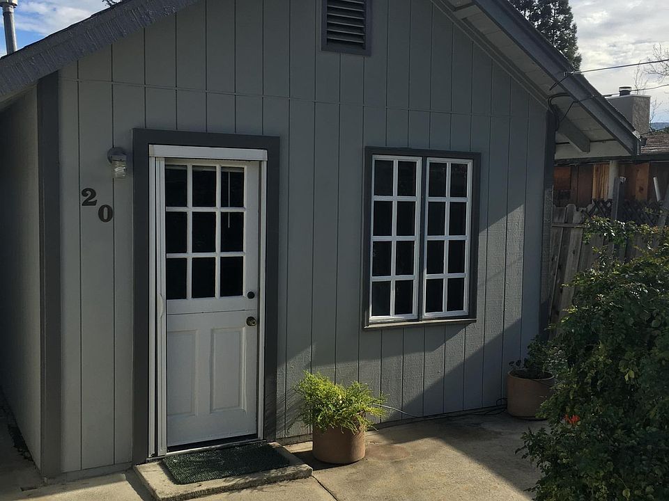 entry and front courtyard