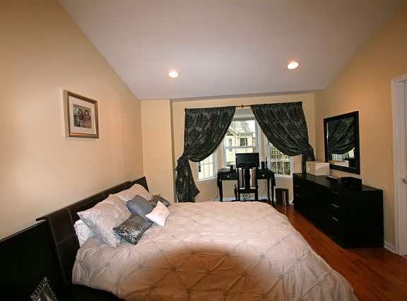 5th image of 265 Roslyn Ct
