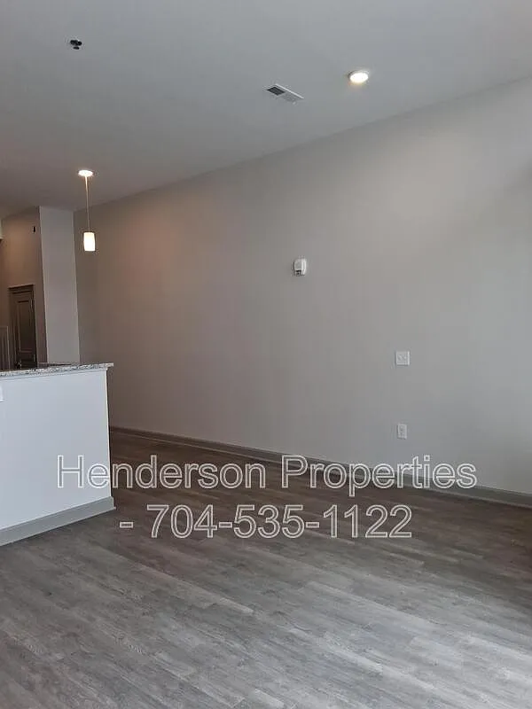 2 bed, 1.0 bath, 1075 sqft, $2,295 — Photo 4