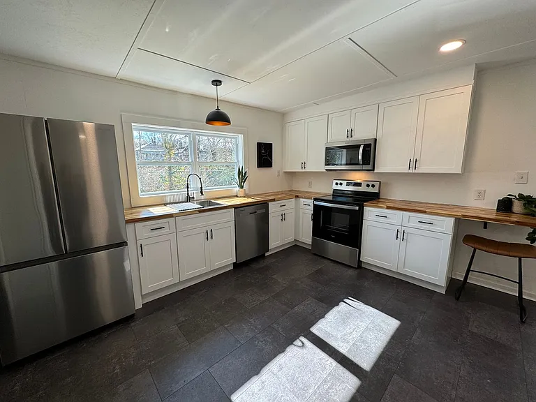 818 Maple Ave SW — Photo 2
