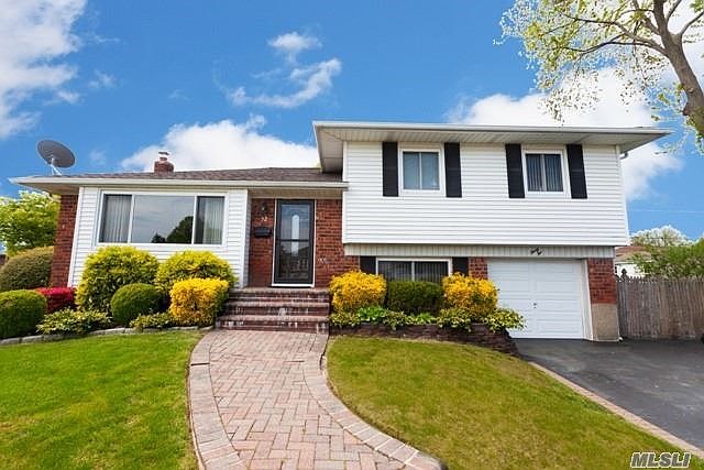 1st image of 32 Robin Ln
