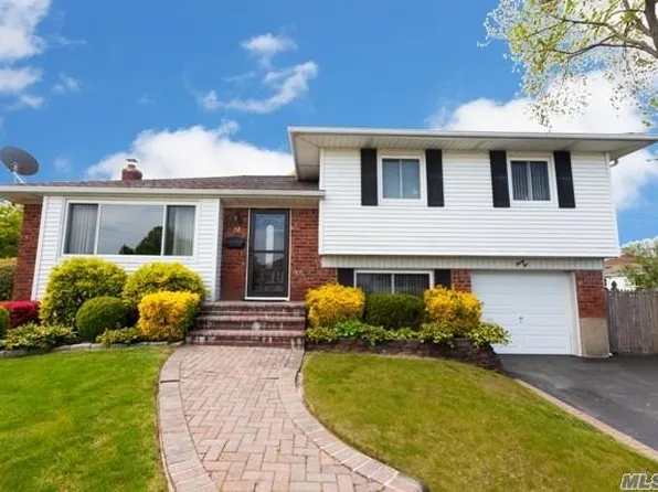 32 Robin Ln, Farmingdale, NY 11735